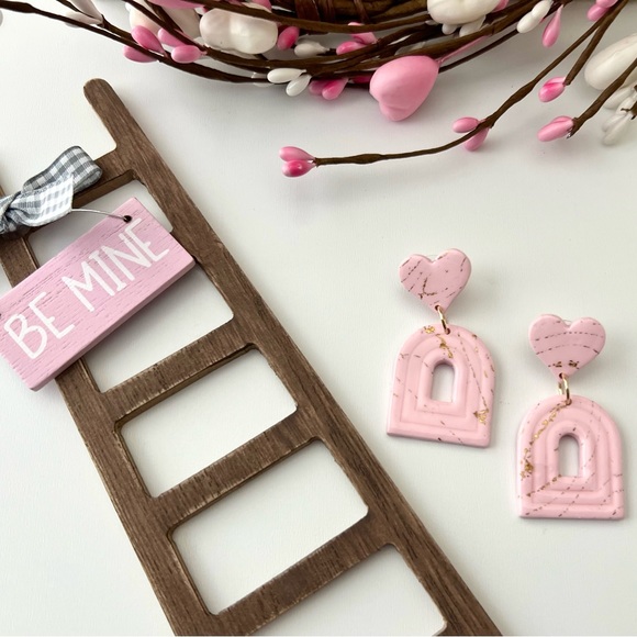 ❤️Pink and Gold Marbled Arch Heart Earrings - Picture 3 of 4